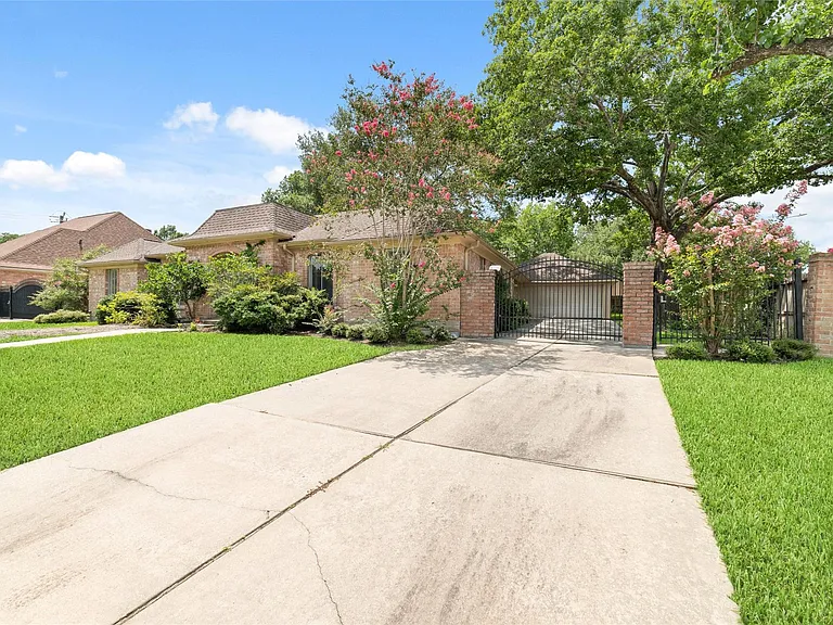 11838 Riverview Dr — Photo 2