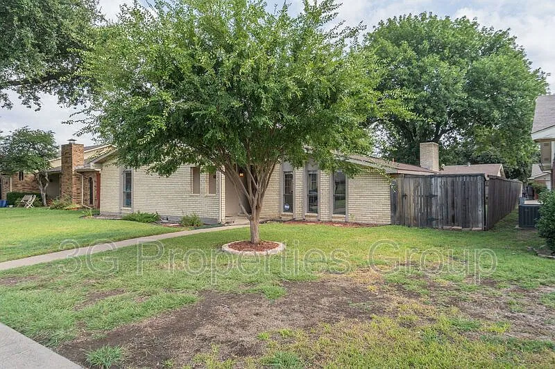 3 bed, 2.0 bath, 1963 sqft, $2,395 — Photo 3