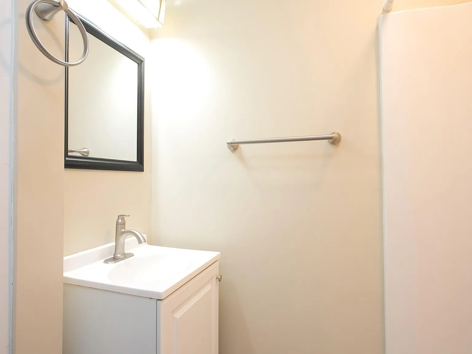 3 bed, 1200 sqft, $2,500 — Photo 2