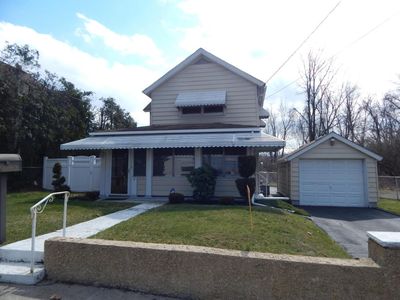 2 Charles St, Throop, PA, 18512