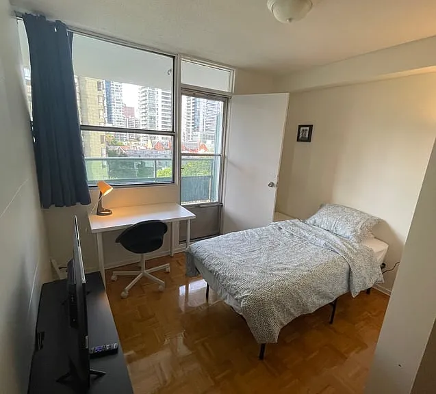 140 Carlton St #805D — Photo 1