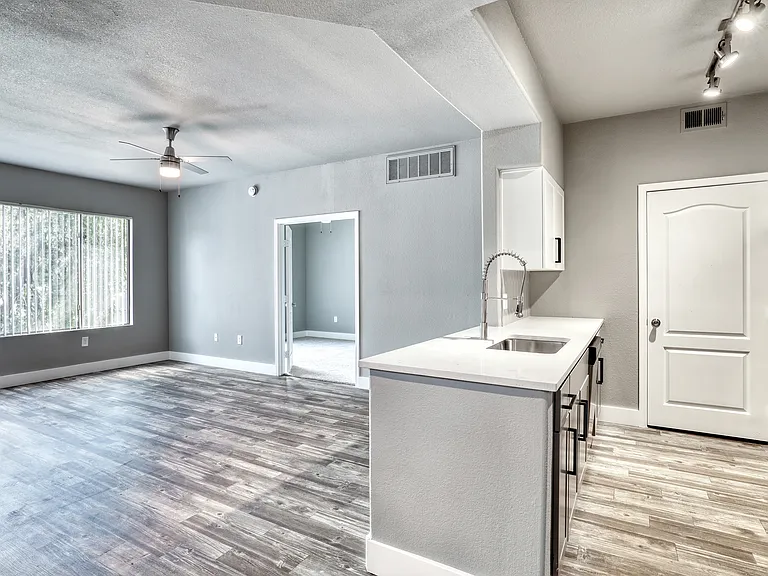 Oxford Apartments — Photo 24