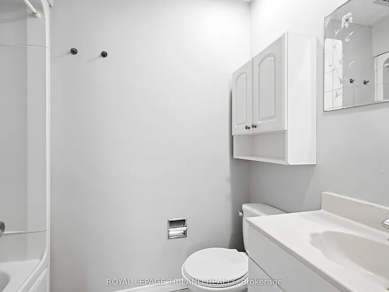 195 B Cedarvale Cres #A — Photo 16