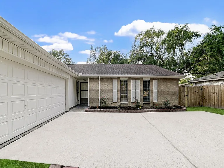 3918 Cypressdale Dr — Photo 2