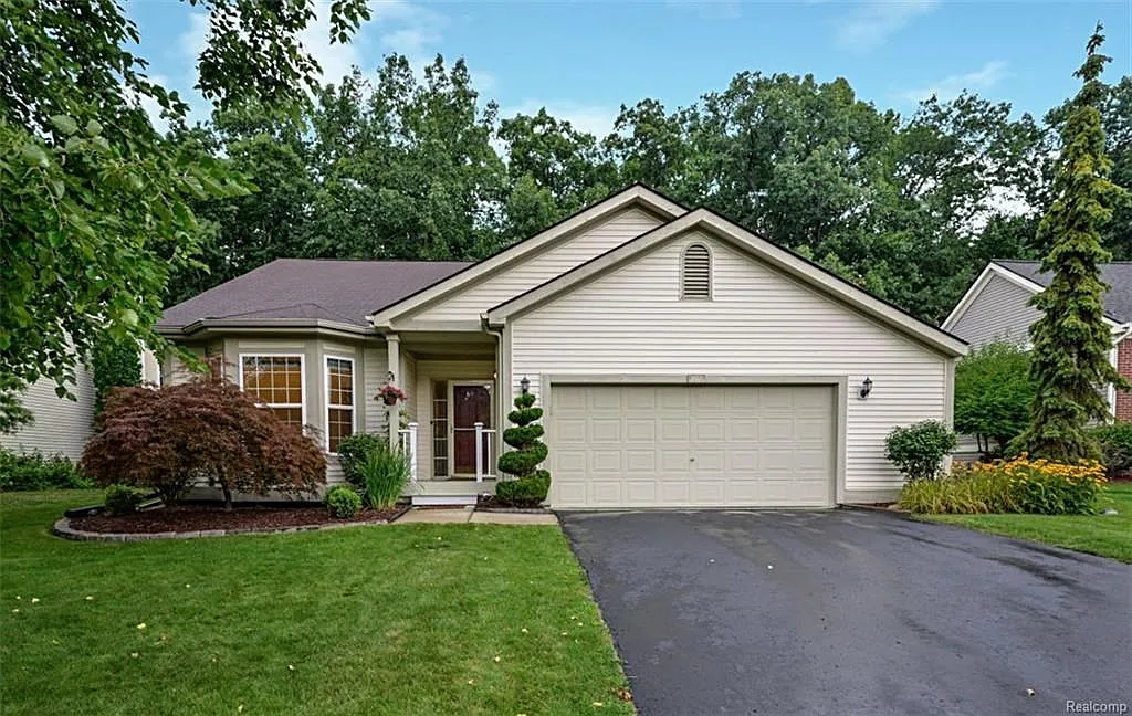 2565 Hilltop Ln photo 1
