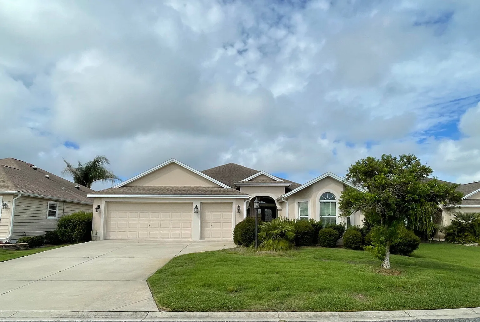 3 bed, 2.0 bath, 1920 sqft, $2,400 — Photo 1