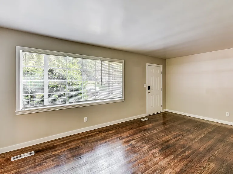 1465402_019_living_room_13146901.jpg