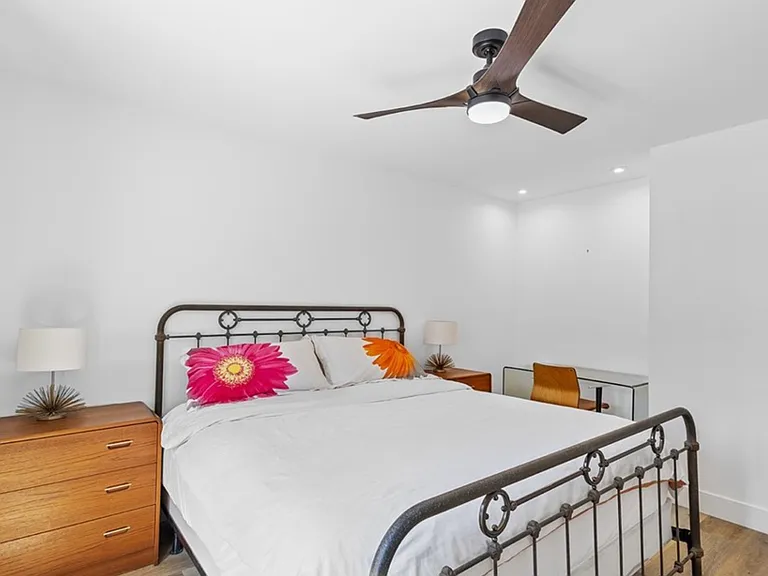 334 W Valencia Ave — Photo 13