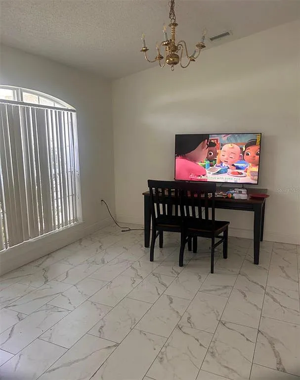 4 bed, 2.0 bath, 2000 sqft, $2,100 — Photo 4