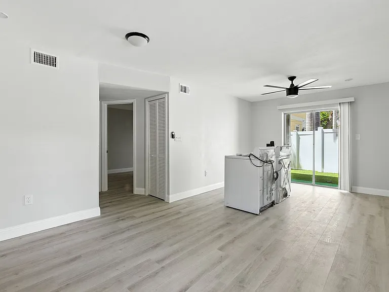408 S Tampania Ave — Photo 29