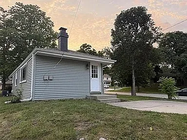 Charming 3 Bed 1 Bath Single Family Home in Milwaukee - $2500 - Available 10/01 — Photo 4