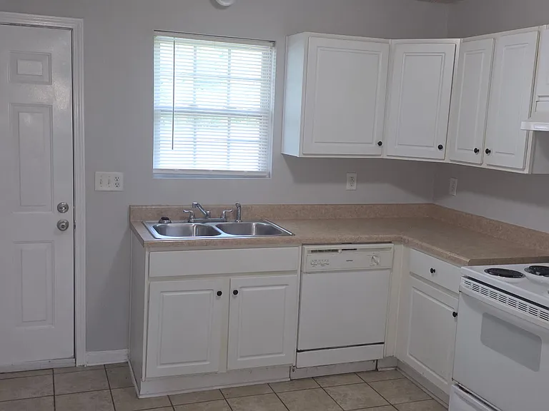 3190 S Sweetwater Rd #A — Photo 2