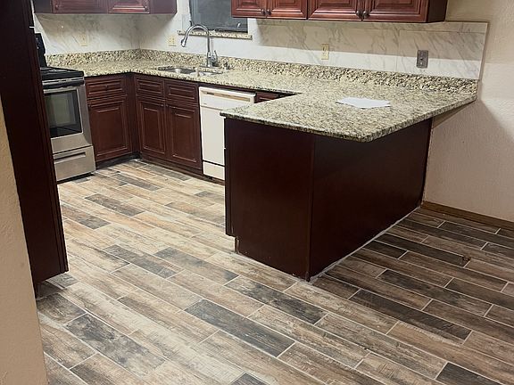 3rd image of 2708 Summerfield Dr