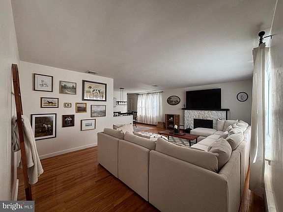 4th image of 3804 Bonnyview Rd