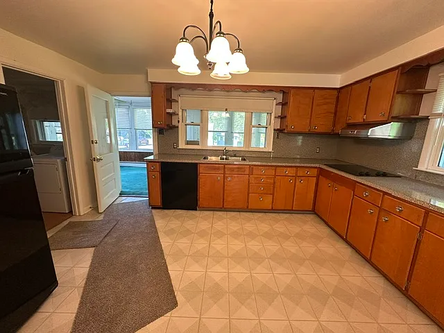 335 E Main St — Photo 8