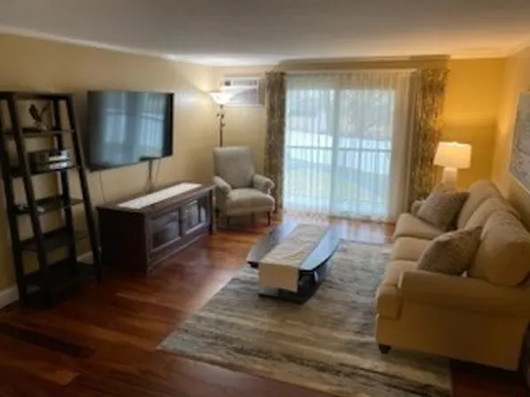 610 S Franklin St APT B204, Holbrook, MA 02343
