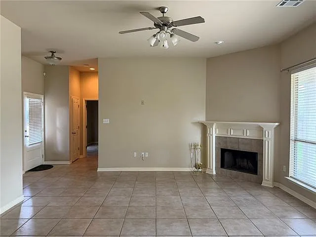 3 bed, 2.0 bath, 1476 sqft, $1,990 — Photo 3