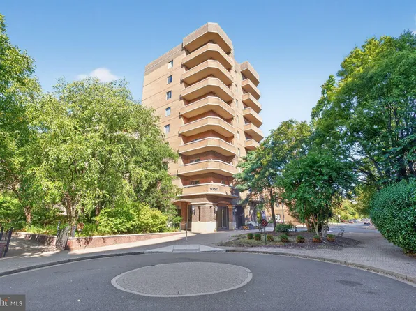 1050 N Stuart St APT 701, Arlington, VA 22201