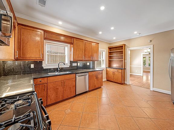 5th image of 1918 Wentworth St
