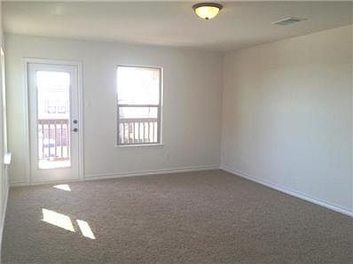 4th image of 312 Kissing Oak Dr