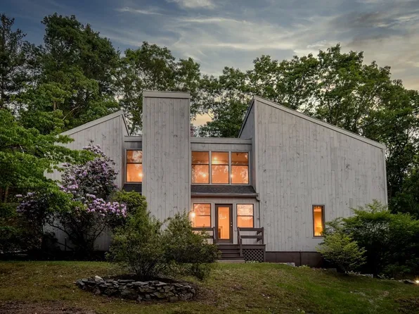 27 Curve St, Sherborn, MA 01770