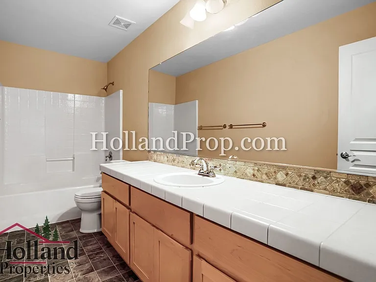 319 NW Wildwood St — Photo 24