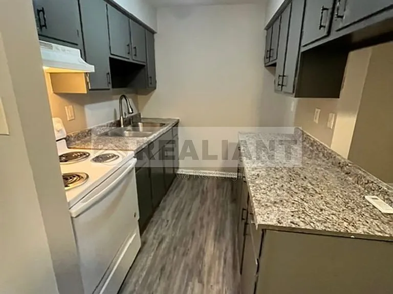 2021 Cambridge Dr #11 — Photo 1