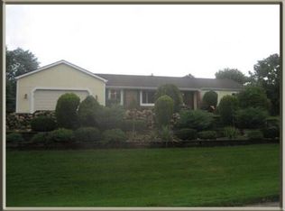 12435 Shady Oak Dr, South Lyon, MI