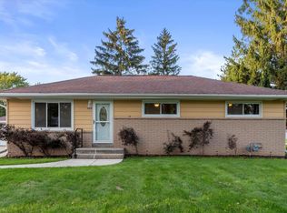 3300 E Carol Ct, Oak Creek, WI 53154