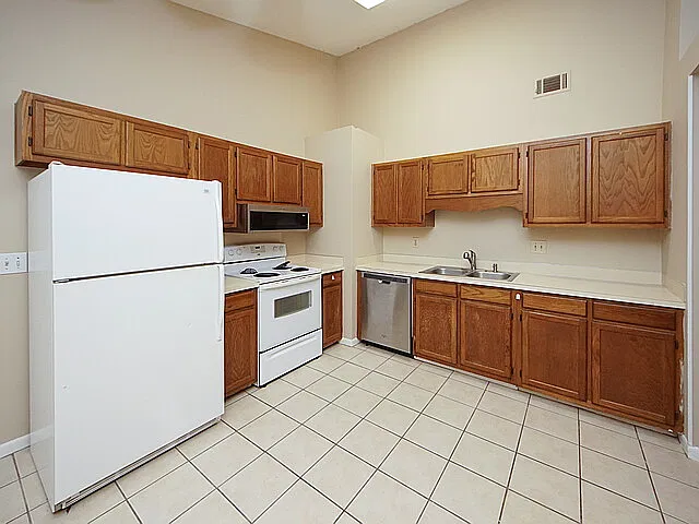 1022 Oakcrest Drive — Photo 4