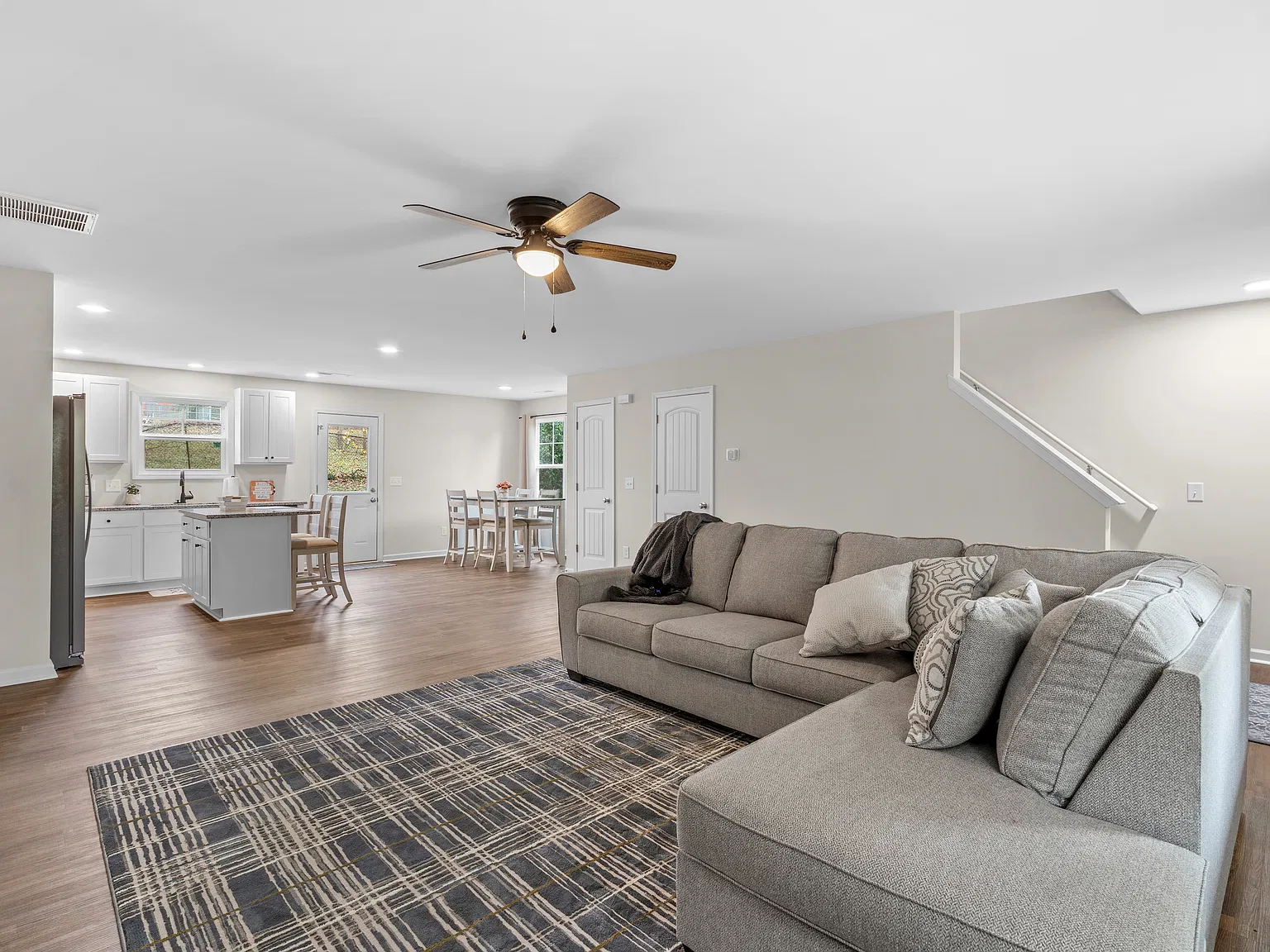 3 bed, 2.5 bath, 1451 sqft, $2,300 — Photo 4