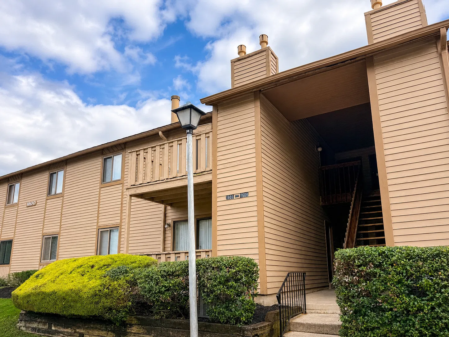 2 bed, 940 sqft, $2,200 — Photo 2