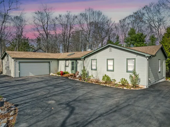 2589 Country Club Dr, Tobyhanna, PA 18466