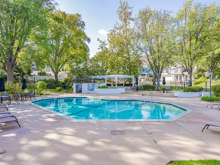 426 Algonquin Dr — Photo 8