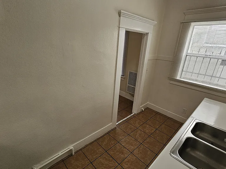 743 S Burlington Ave #4 — Photo 11
