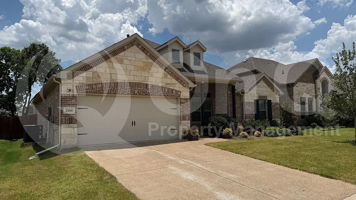 4 bed, 2.0 bath, 1956 sqft, $2,199 — Photo 2