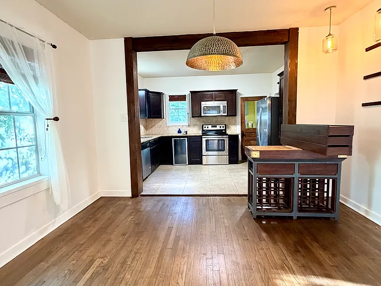 419 W Lullwood Ave — Photo 2