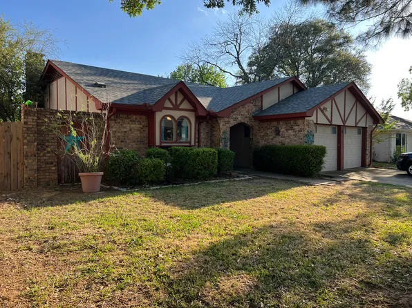 700 Huntwich Dr, Bedford, TX 76021