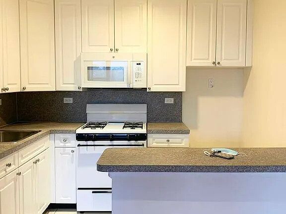 3rd image of 24530 Grand Central Pkwy APT 5G