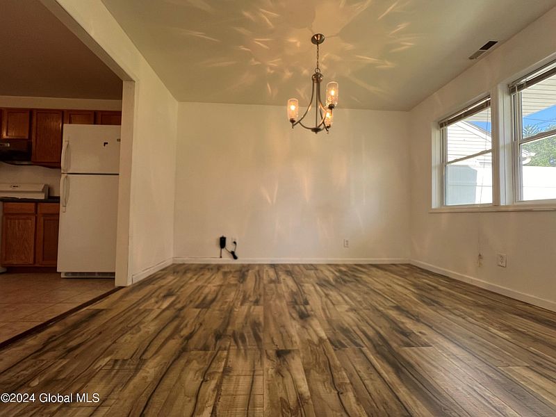 4th image of 313 Chiswell Road