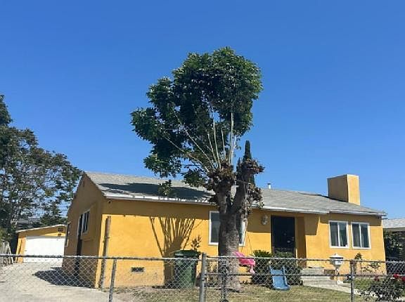 3rd image of 10964 Grape St