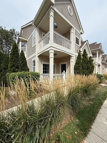 2 bed, 1099 sqft, $2,200 — Photo 1