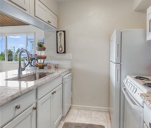 4th image of 6018 Lakeview Dr #204-1