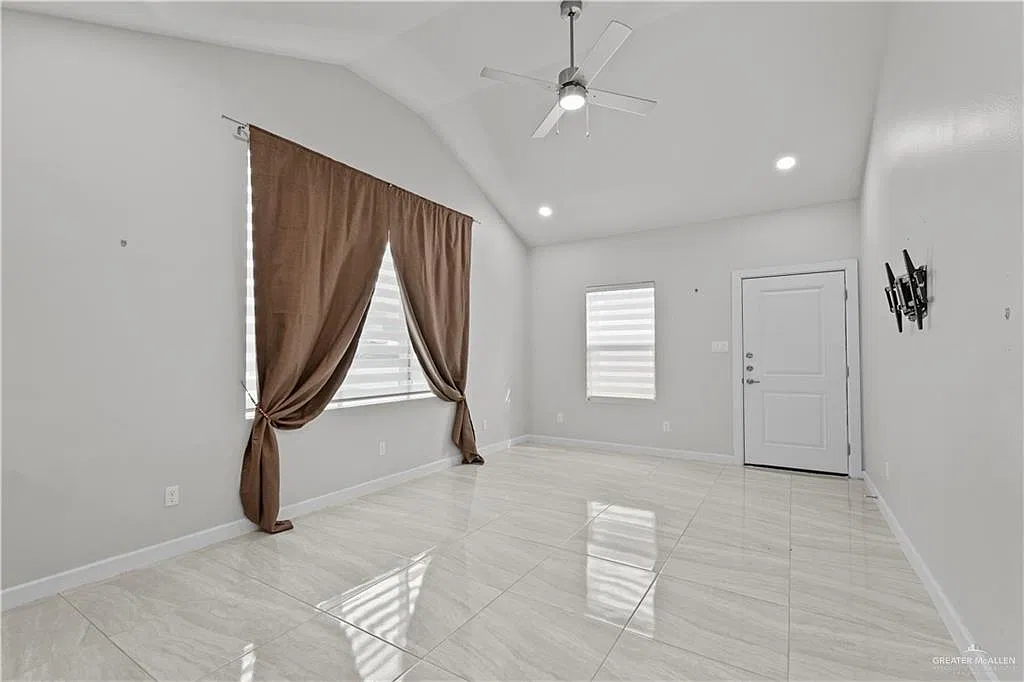 2 bed, 2.0 bath, 920 sqft, $1,200 — Photo 2
