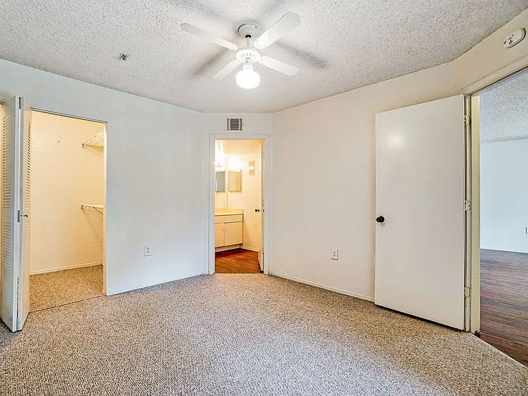 Raven Crossings Apartments — Photo 9