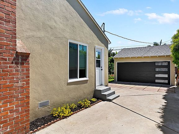 Double car garage w/remote