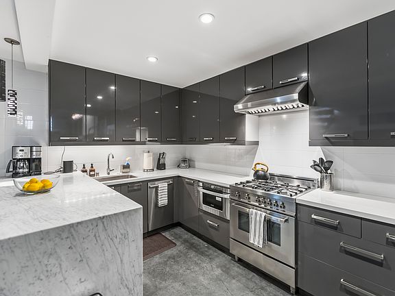2nd image of 2459 Lombard St