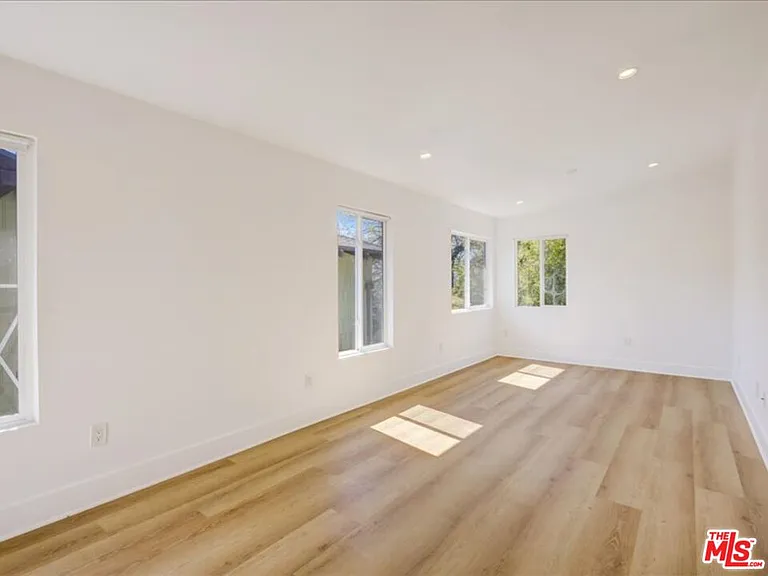 400 N Avenue 66 — Photo 33