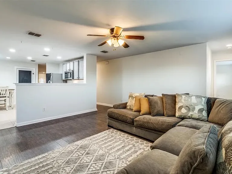 1217 Caroline Dr — Photo 10
