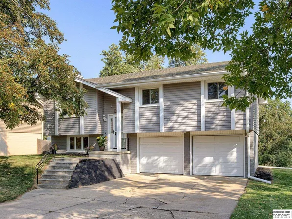 15736 Valley St, Omaha, NE 68130